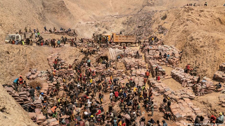 Al menos 32 muertos por derrumbe en mina en RD Congo – DW – 16/11/2025