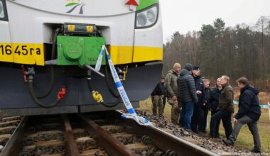 Sabotaje en ferrocarril polaco en ruta clave hacia Ucrania – DW – 17/11/2025
