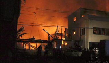 Enorme incendio devora más de 170 edificios en Japón – DW – 19/11/2025