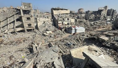 Bombardeos israelíes matan al menos a 20 personas en Gaza – DW – 19/11/2025