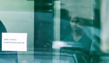 Bolsonaro comienza a cumplir su pena de 27 años de cárcel – DW – 25/11/2025