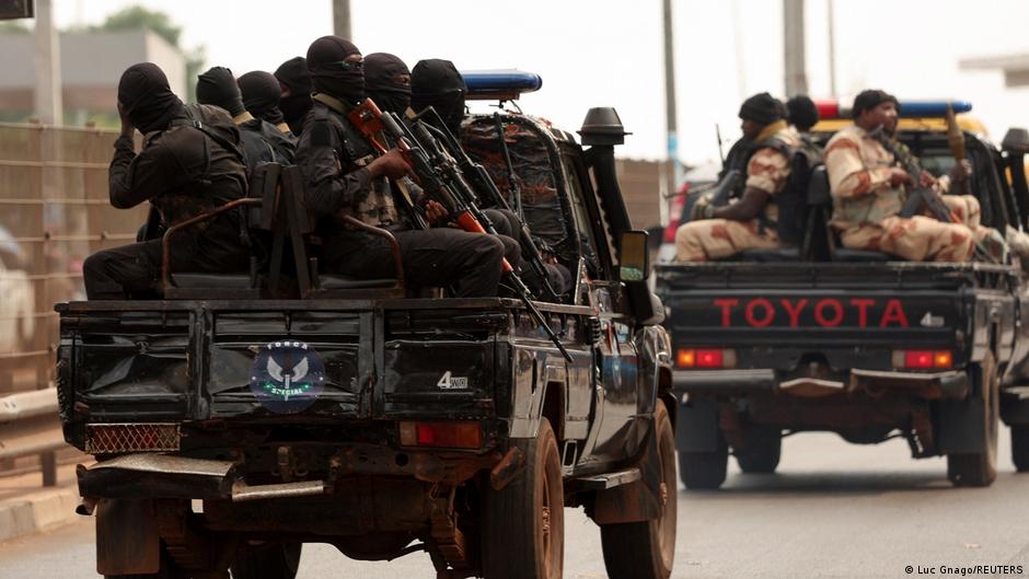 militares restringen acceso a redes sociales – DW – 27/11/2025