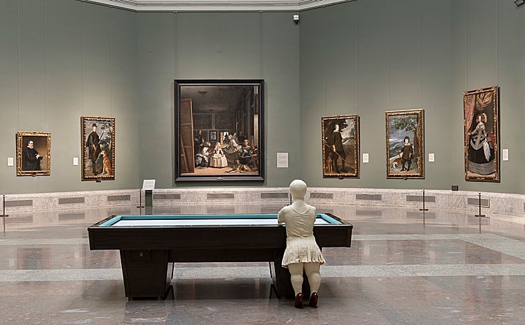 Imagen principal - En las imágenes, detalle del montaje de las obras de Muñoz con los fondos del Prado, como esa 'Sara', en diálogo con 'Las Meninias' o las obras situadas en el exterior del museo.