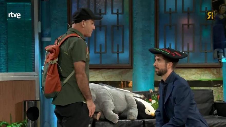 El campeón del mundo de surf reparte txapelas y sidra en su regreso a 'La Revuelta': "El Doraemon vasco"