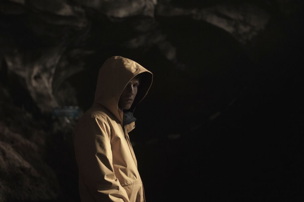 Tras la desaparición de niños en un pequeño pueblo alemán,  algunos habitantes descubren un agujero de gusano en las cuevas bajo la central nuclear que conecta distintas épocas y desata una serie de eventos que transforman la vida de todos