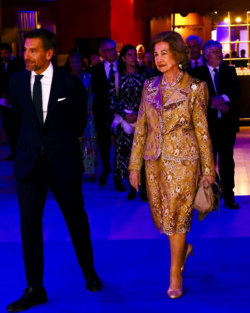 Para la ocasión se ha decantado por un traje de falda y blazer en tonos dorados