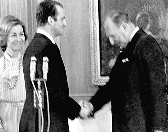 Don Juan de Borbón cedió sus derechos dinásticos en favor de su hijo, Juan Carlos, dos años después de la muerte de Franco.