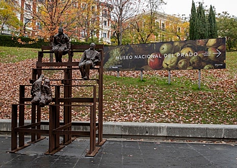 Imagen secundaria 1 - En las imágenes, detalle del montaje de las obras de Muñoz con los fondos del Prado, como esa 'Sara', en diálogo con 'Las Meninias' o las obras situadas en el exterior del museo.