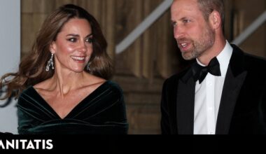 vestido de terciopelo verde y pendientes históricos de diamantes