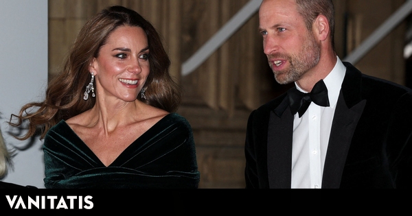 vestido de terciopelo verde y pendientes históricos de diamantes