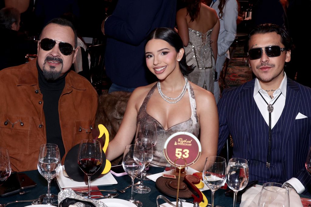 Pepe Aguilar junto a su hija Ángela y a su esposo, Christian Nodal, en el homenaje a Raphael.
