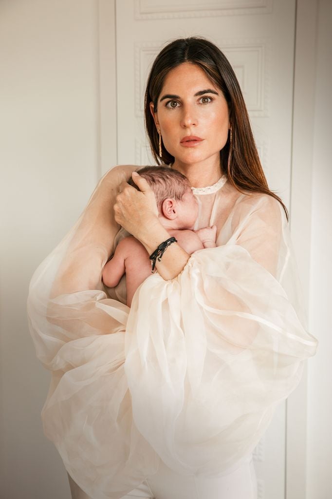 Lourdes Montes con su bebé en brazos