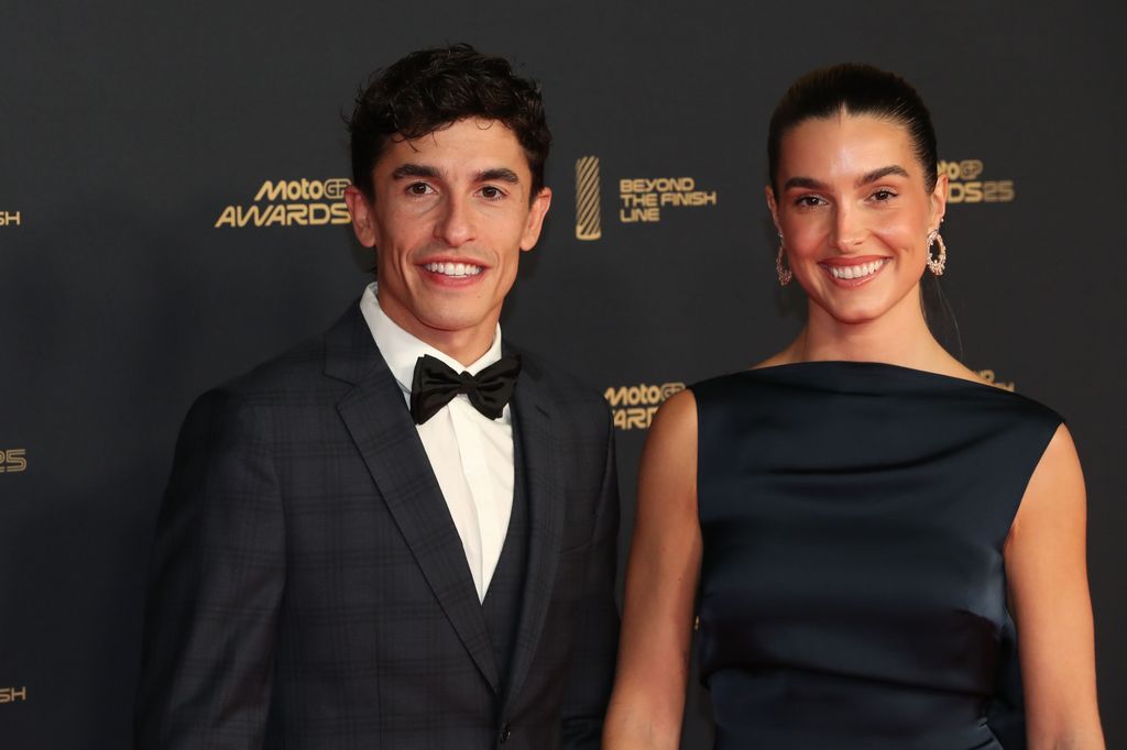 Marc Márquez y Gemma Pinto posan juntos antes de comenzar la ceremonia
