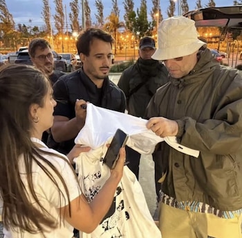 Al bajar del avión, Liam