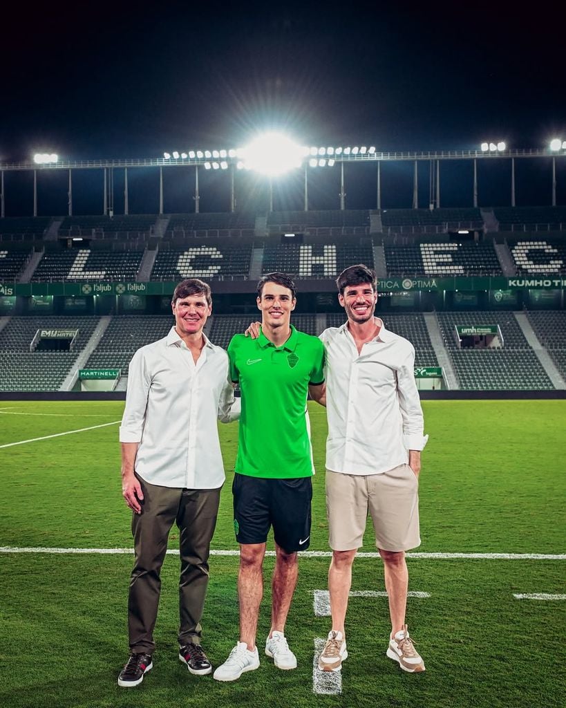 Fede, arropado por su familia en sus primeros pasos en el Elche