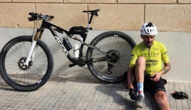 Esteban Chaves, sentado tras acabar su reto en Can Picafort, donde inició su aventura