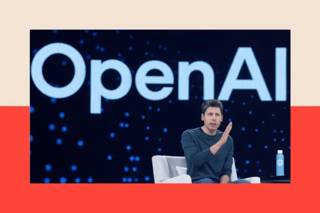 Sam Altman, sentado, dando un discurso