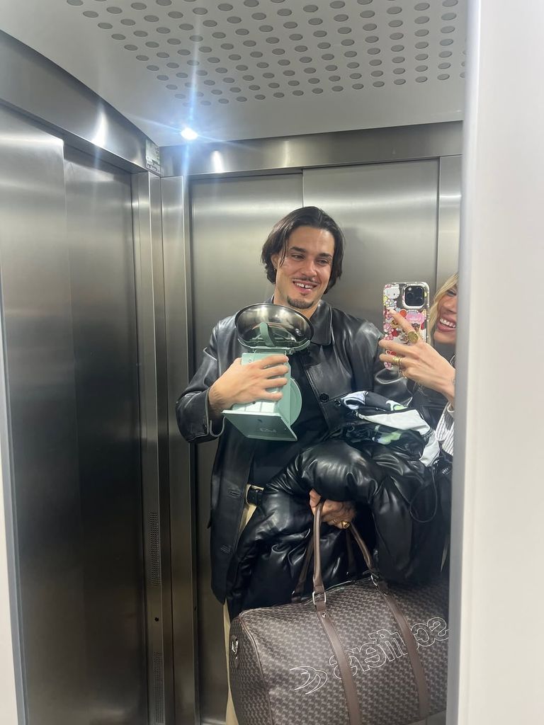 Carlo y Alejandra inmortalizando el momento con un selfie en su famoso ascensor