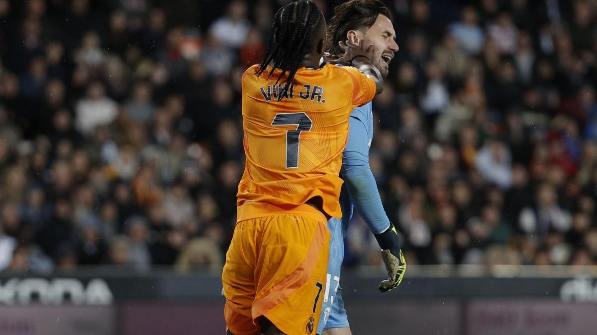 Vinicius golpea a Dimitrievski