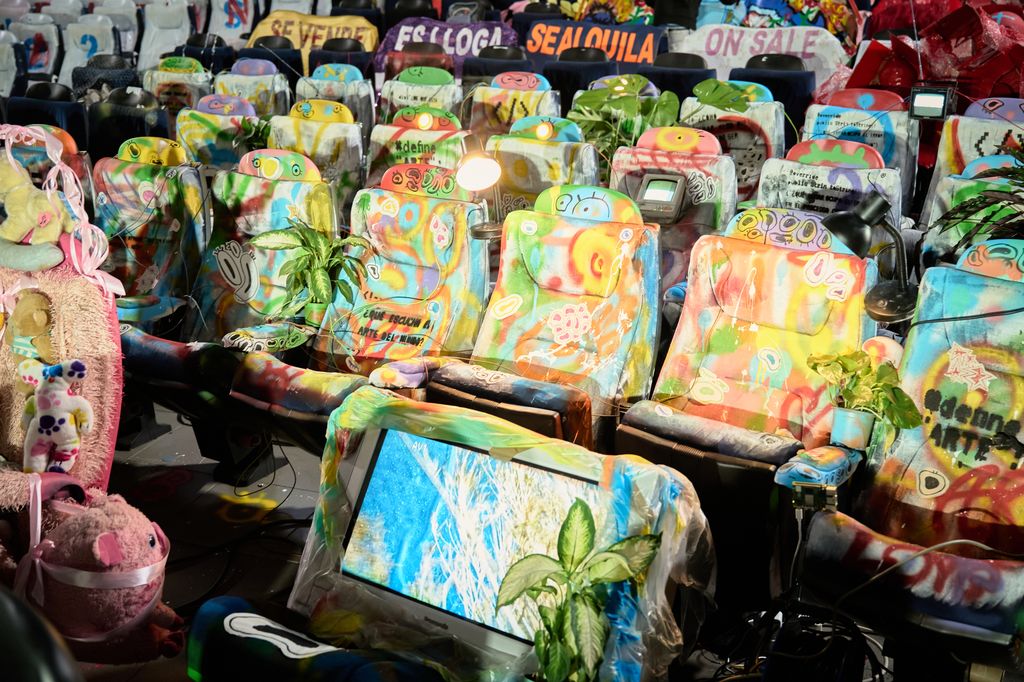 Así ha quedado el patio de butacas del antiguo cine barcelonés después de este acto                        