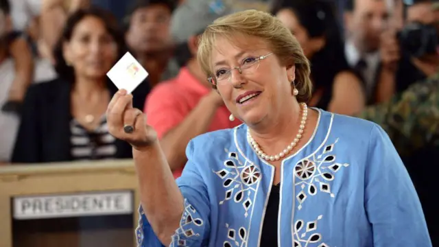 La expresidenta Michelle Bachelet posa con su voto después de sufragar en los comicios presidenciales de 2013.