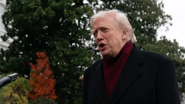 Donald Trump habla con periodistas fuera de la Casa Blanca.