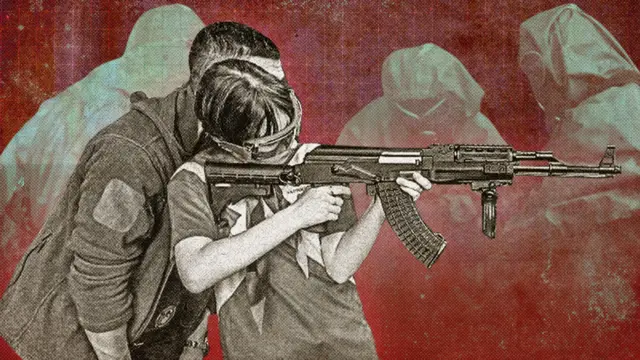 Una chica con gafas protectoras sostiene una ametralladora, apuntando en dirección opuesta a ella. Detrás de su hombro, un hombre se inclina hacia ella, con el rostro oculto tras su cabeza.