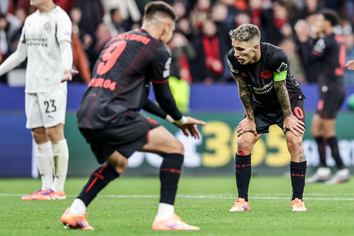 LEVERKUSEN (Germany), 01/10/2025.- Claudio Echeverri (C) gestures as Alejandro Grimaldo of Leverkusen looks during the UEFA Champions League league phase match between Bayer Leverkusen and PSV in Leverkusen, Germany, 01 October 2025. (Liga de Campeones, Alemania) EFE/EPA/CHRISTOPHER NEUNDORF. bayer leverkusen . psv eindhoven. liga campeones 2025/2026 bayer leverkusen . psv eindhoven. 02. accion. bay arena