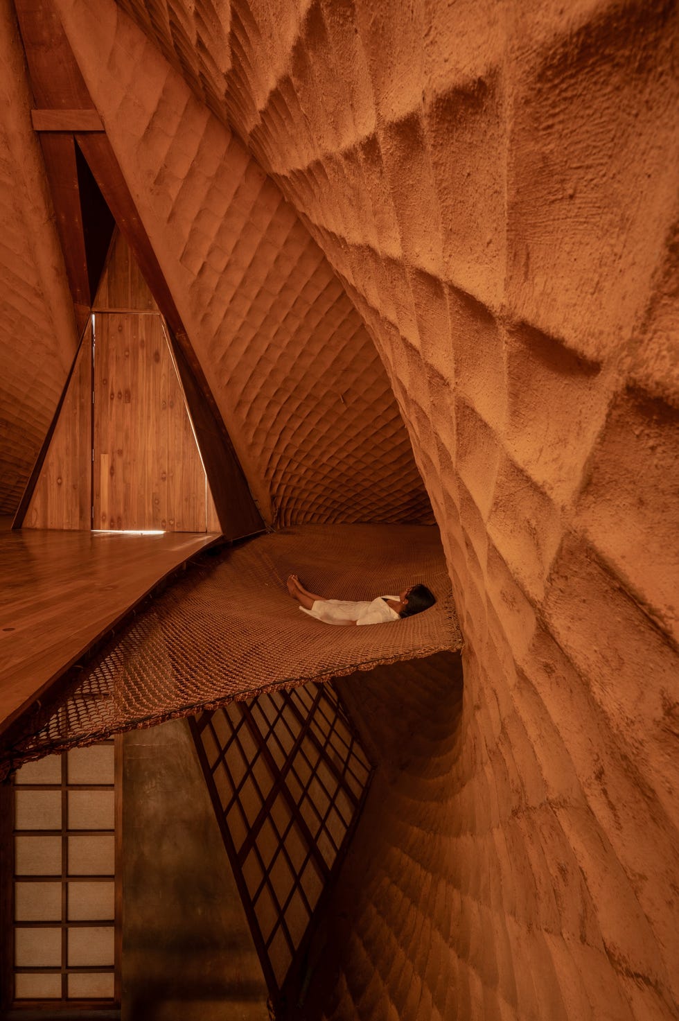 casa campo puente colgante hecha barro ecosistema vivo