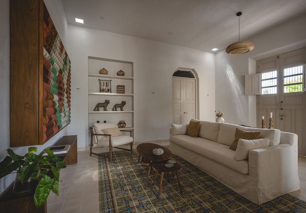 nada hace pensar que tras una sencilla fachada se encuentra una casa de mediados del siglo pasado, reformada, con patio y piscina