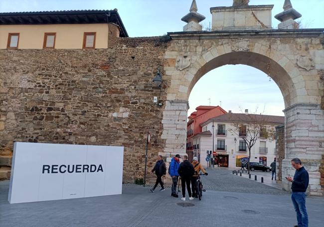 Otro mensaje de Yoko Ono en el Arco de la Cárcel.
