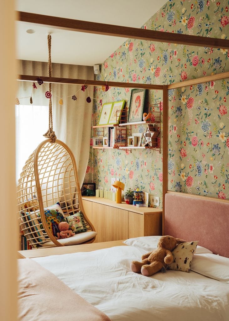 Dormitorio infantil con un balancín