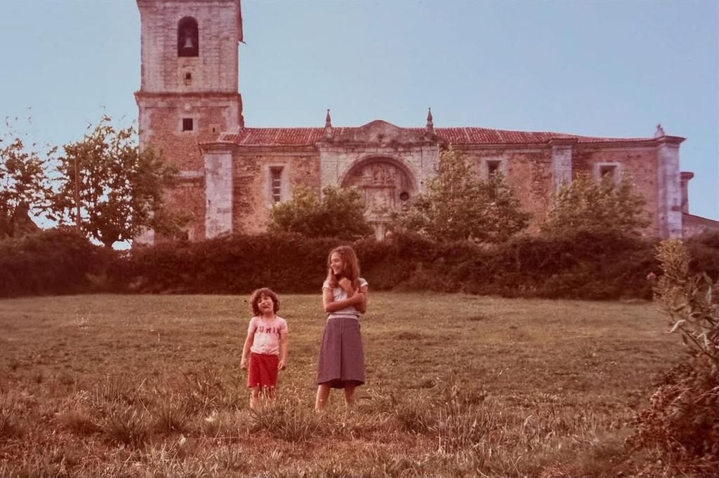 Nuria Roca y su hermana Ruth de niñas