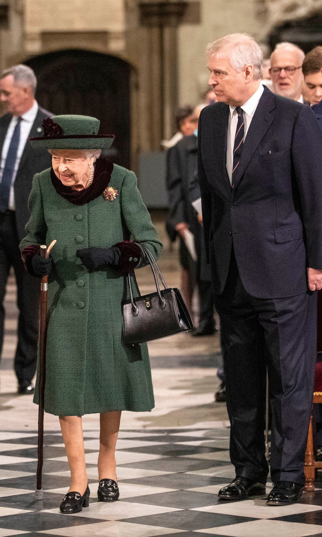 En marzo de 2022, Isabel II mostró el apoyo a su hijo llegando a solas con él a la Abadía de Westminster a una celebración de la máxima relevancia