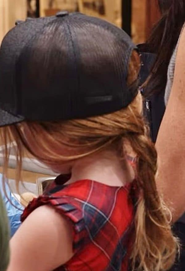 Meghan Markle y su hija Lilibet participando como voluntarias en un comedor social