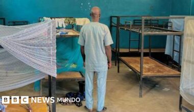 "Vi cómo se llevaron a mi hijo a punta de pistola": la desesperación de los familiares de los cientos de niños secuestrados en una escuela católica de Nigeria