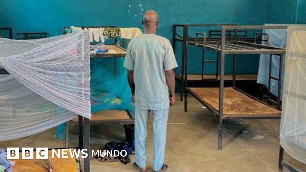 "Vi cómo se llevaron a mi hijo a punta de pistola": la desesperación de los familiares de los cientos de niños secuestrados en una escuela católica de Nigeria