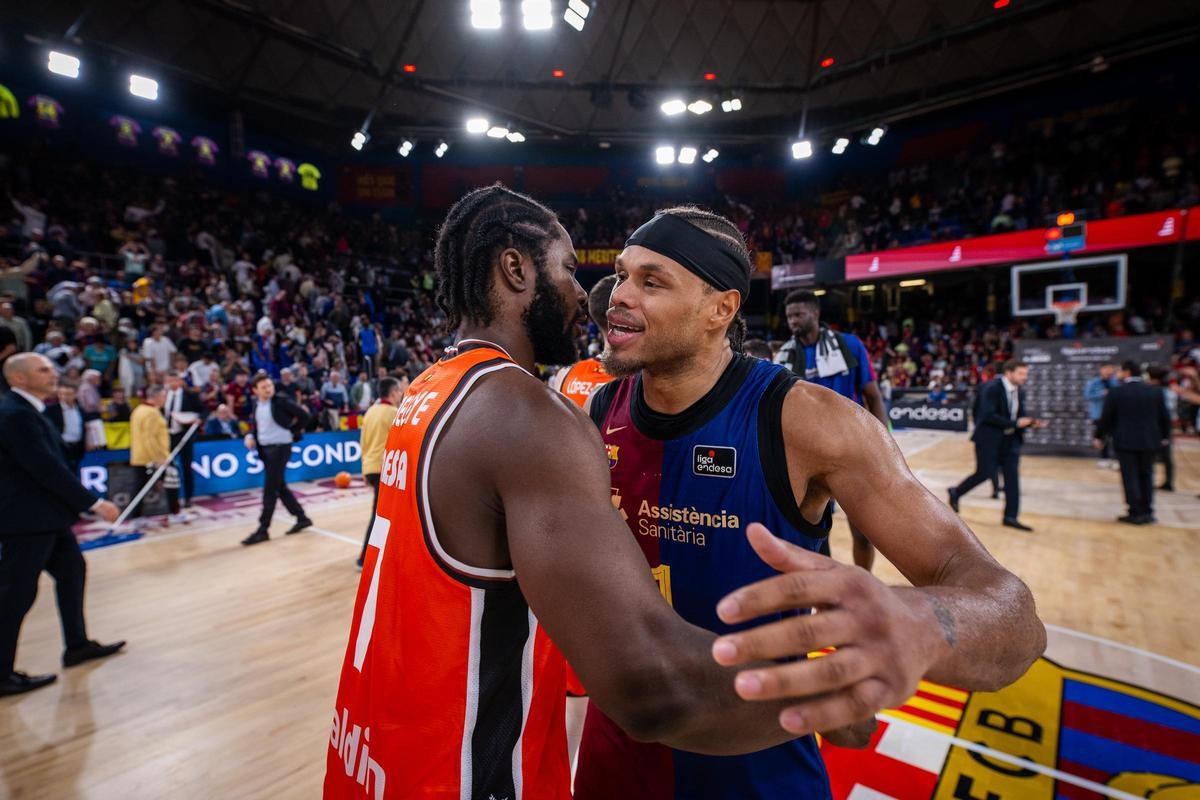 Semi Ojeleye y Justin Anderson, en el partido de la pasada temporada en Barcelona