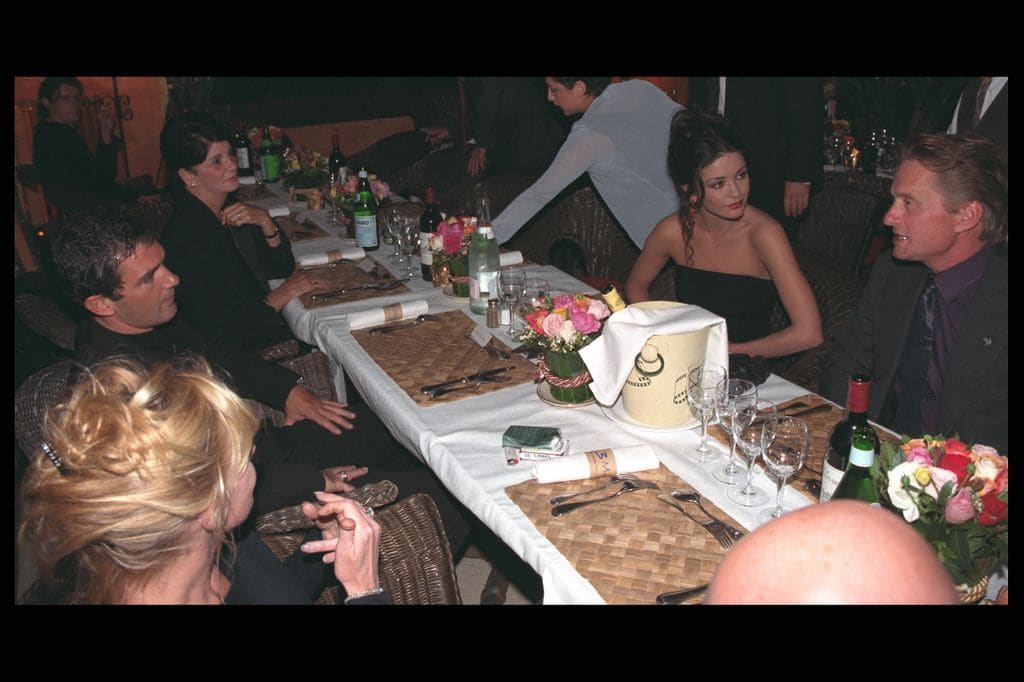 Melanie Griffith, Antonio Banderas, Catherine Zeta-Jones y Michael Douglas cenando juntos en el año 1998