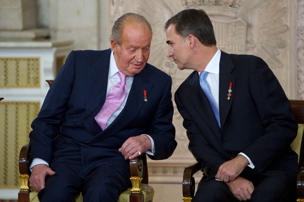 El entonces príncipe Felipe con su padre, el rey Juan Carlos, en una ceremonia en el Palacio Real en junio de 2014, en Madrid. 