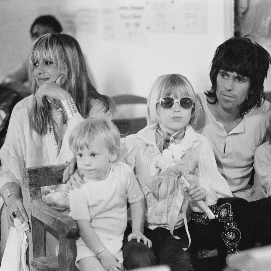 Keith Richards con su pareja Anita Pallenberg en la boda de Mick Jagger en 1971