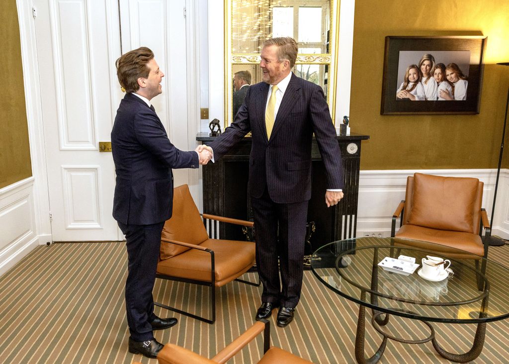  El rey Guillermo de Holanda con el presidente de la Cámara de Representes en su despacho del Palacio Huis Ten Bosch