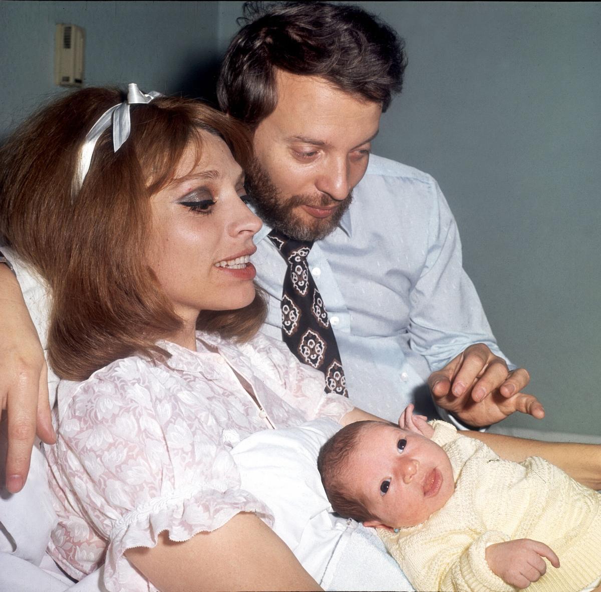 (Archivo (14-05-1970).- La actriz y cantante Encarnita Polo y su esposo, el compositor argentino Adolfo Waitzman, posan para la prensa tras el nacimiento de su primera hija, Raquel, en la clínica madrileña de Nuestra Sra. del Rosario. EFE//ct