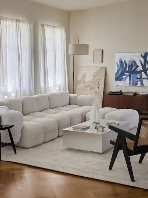 Salón con sofá blanco