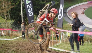 El barro se sumó al espectáculo de ciclocross en Elgoibar