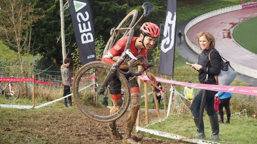 El barro se sumó al espectáculo de ciclocross en Elgoibar