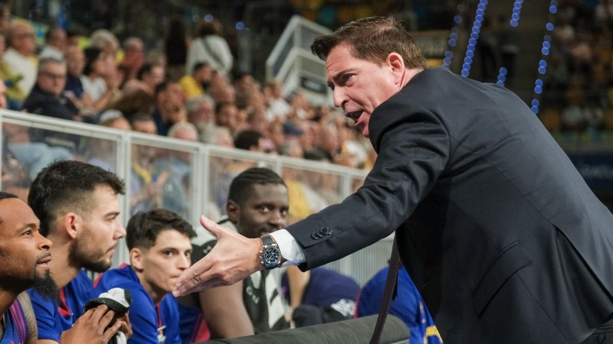 Xavi Pascual charla con Kevin Punter durante el partido ante el Gran Canaria