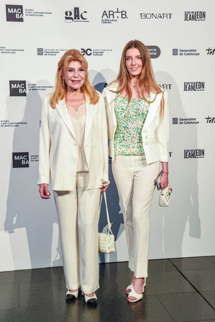 La baronesa Thyssen-Bornemisza, Carmen Thyssen, posa, junto a su hija Carmen, durante la gala donde se entregan los Premios GAC 2025
