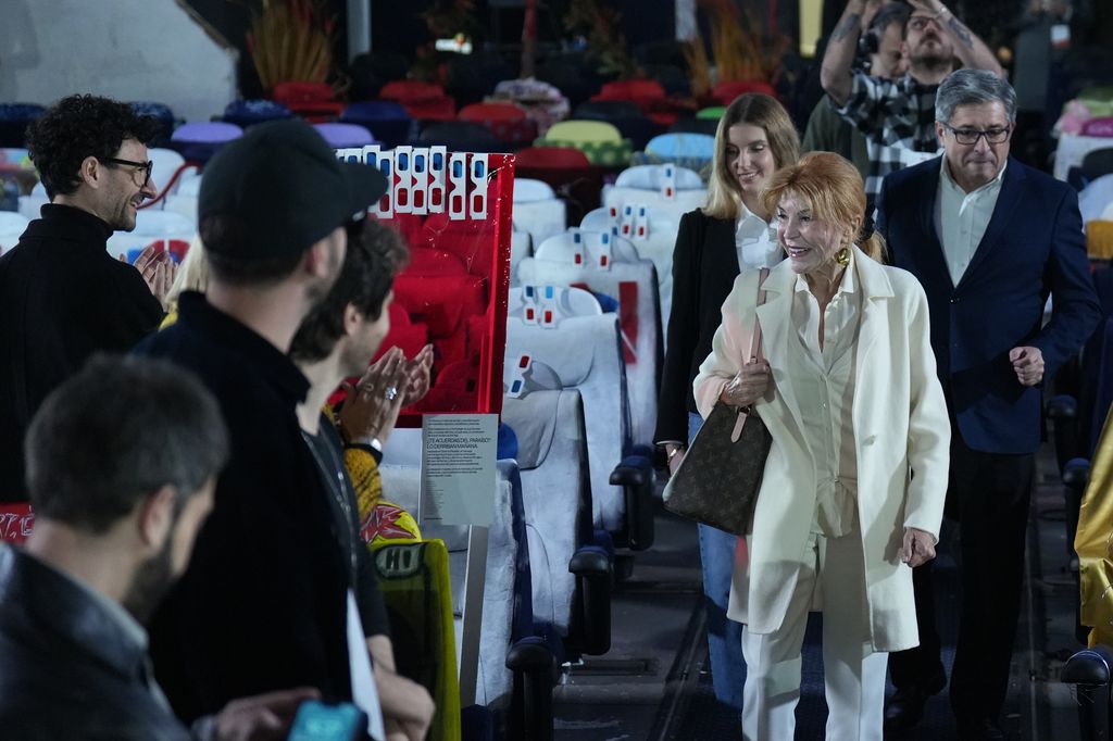 Carmen Thyssen saludando a los artistas que han participado en esta actividad, la primera del futuro Museo Carmen Thyssen en Barcelona