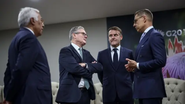 De izquierda a derecha: el presidente del Consejo Europeo, António Costa; el primer ministro del Reino Unido, Sir Keir Starmer; el presidente de Francia, Emmanuel Macron; y el presidente de Finlandia, Alexander Stubb.
